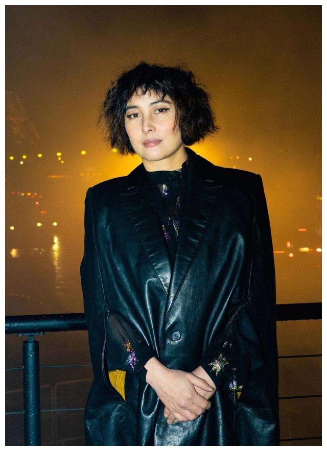 之前,何超仪的发型可以说很有特色,尤其这款有卷的短发发型,十分修饰