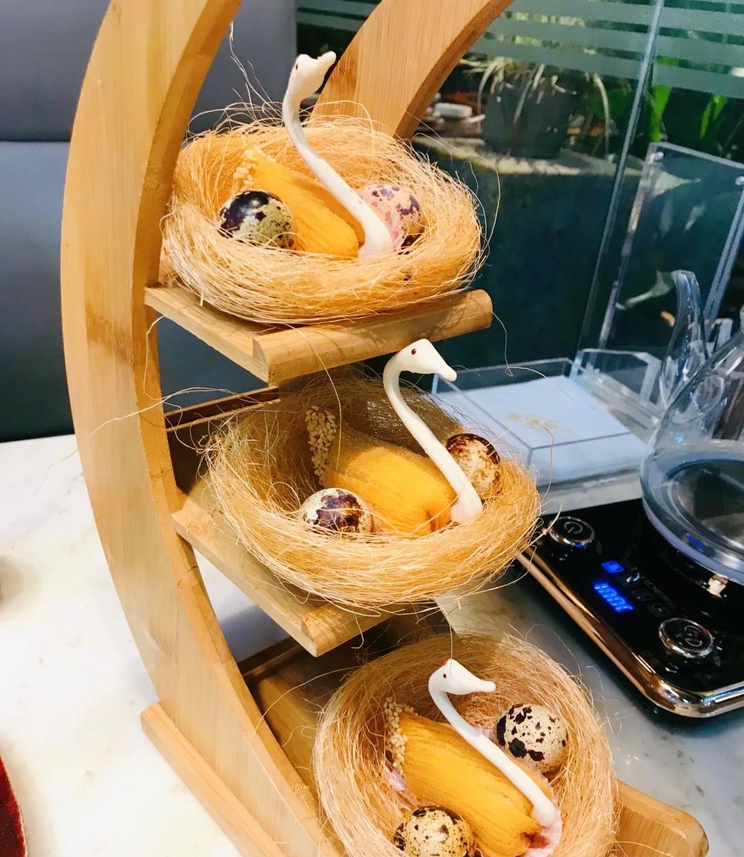 榴莲天鹅酥——38￥造型很特别,架子上摆了鸟窝,天鹅栩栩如生,旁边
