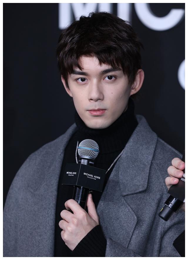 高圆圆红裙笑容灿烂宋祖儿高马尾吴磊成熟范唐嫣双马尾造型甜美