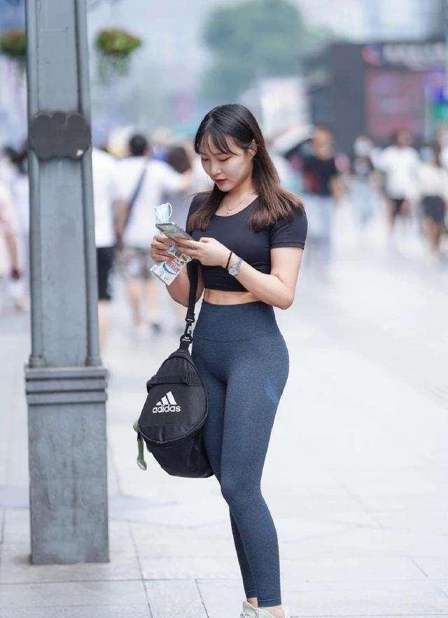 包臀裤搭配同色短款上衣不仅很显身材同时也能够彰显活力