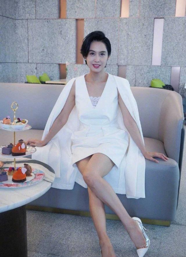 朱茵穿斗篷裙现活动大一码连衣裙显臃肿160身高吃亏了