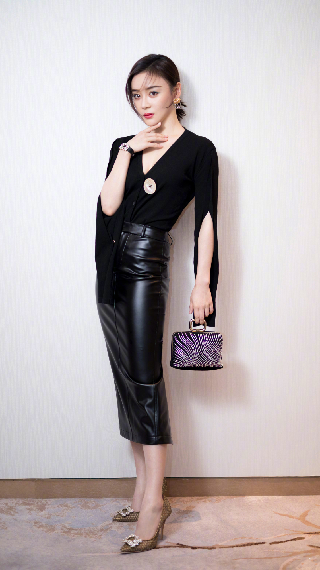 袁姗姗真敢穿深v上衣搭配皮裙这身材女星里罕见