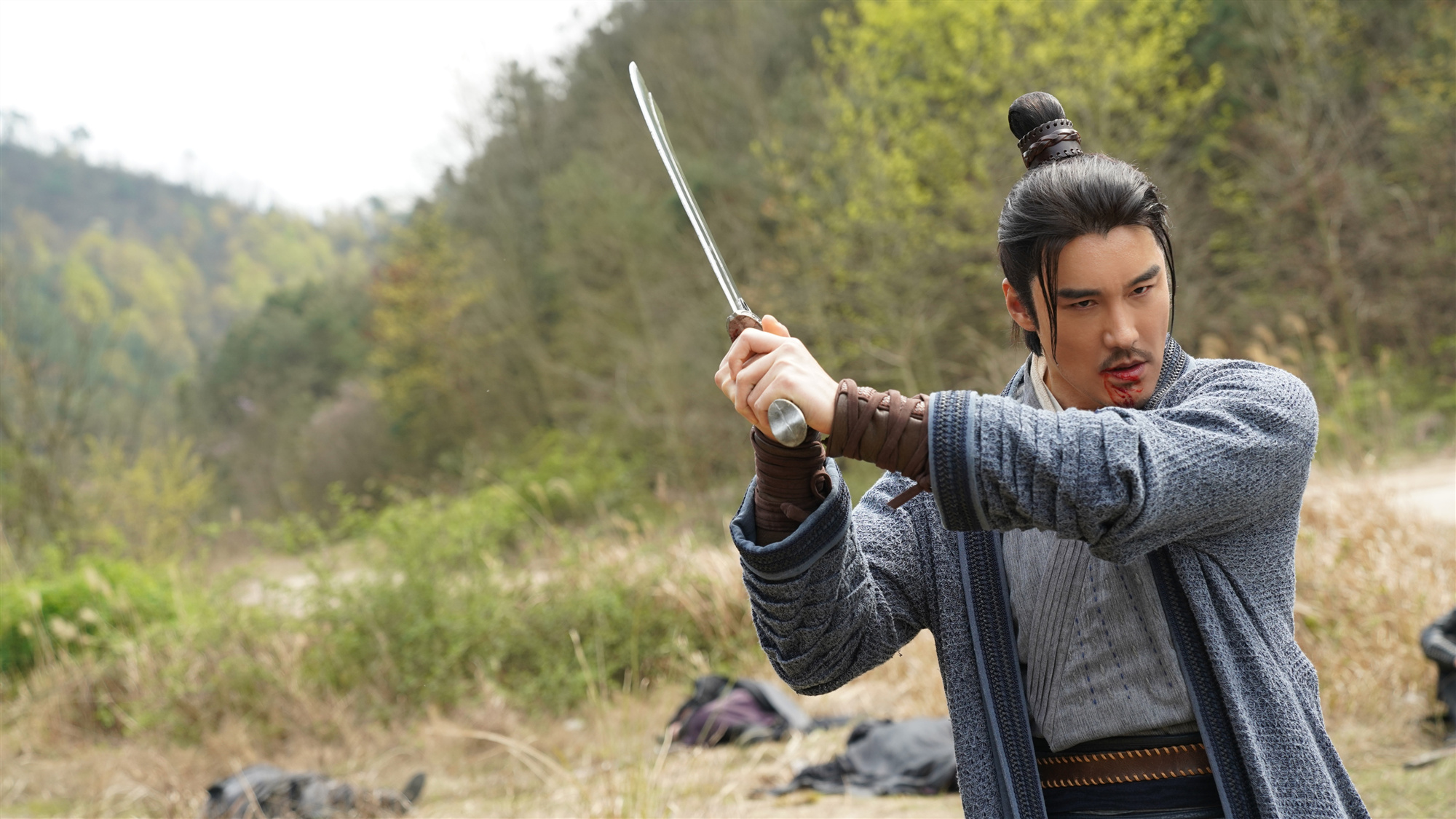 《有翡》收官胡兵发长文暖心作别 眼部术后首度现身满血回归