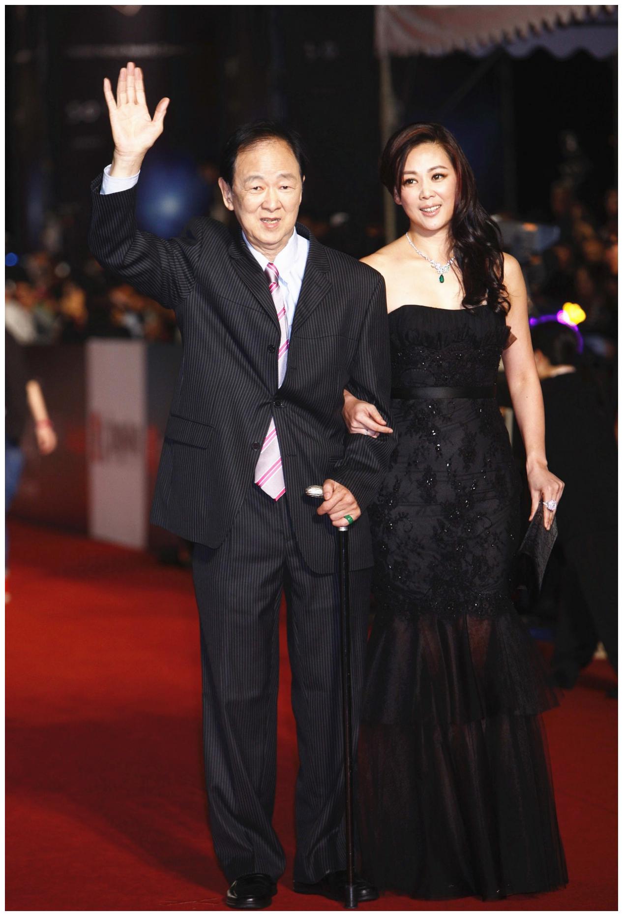 50岁王馨平晒照美貌依旧,称近期忙于教瑜伽,未透漏父亲王羽病情