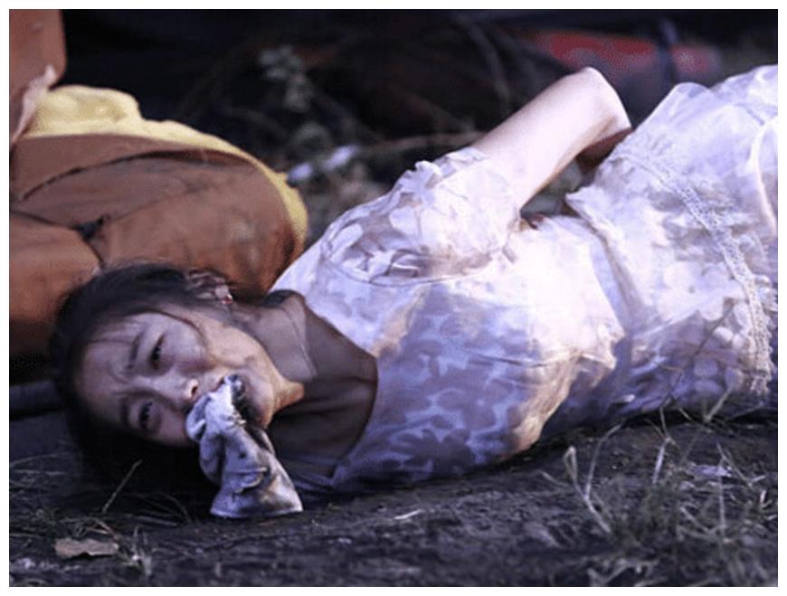 关晓彤演技最炸裂的一次,被绑架遭扇耳光太惨,网友:牺牲挺大的