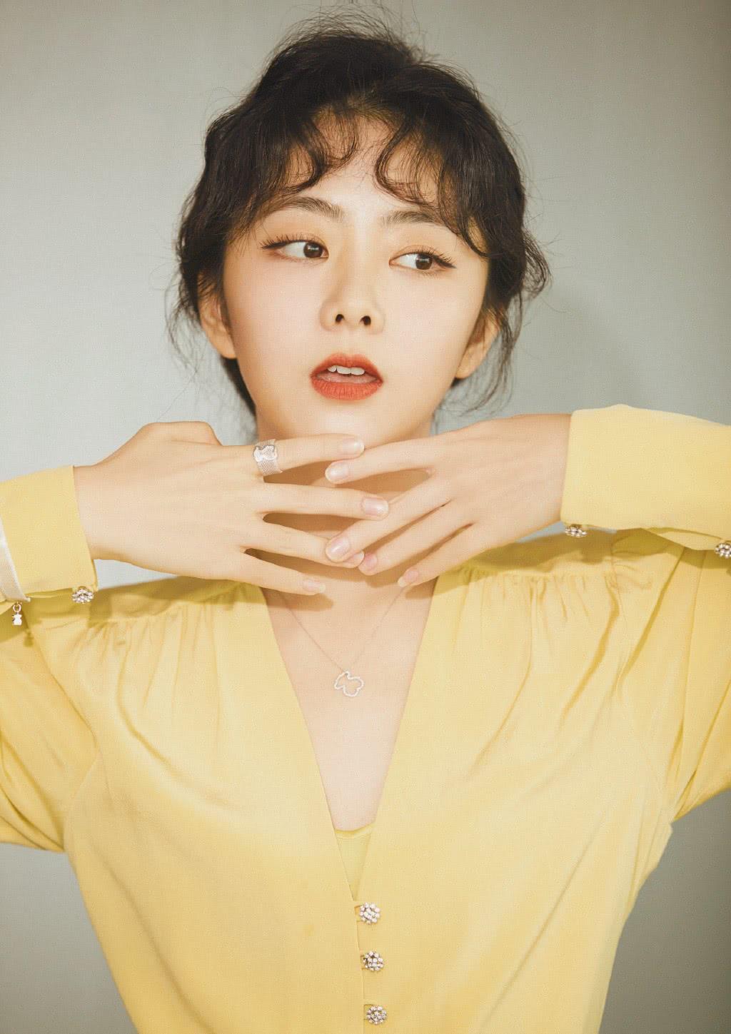 29岁谭松韵终于换风格,一袭黄色茶歇裙配卷毛刘海,复古俏皮_高清图集