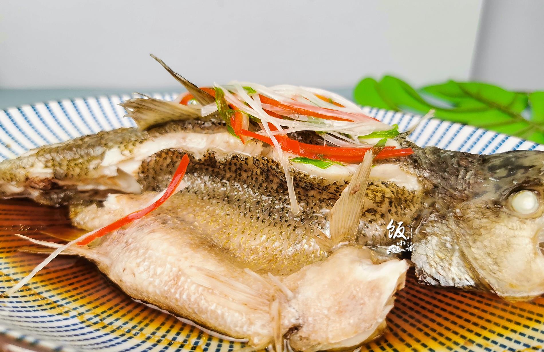 清蒸鲈鱼别加盐很多人都做错了教你正确的做法鱼肉鲜嫩细腻