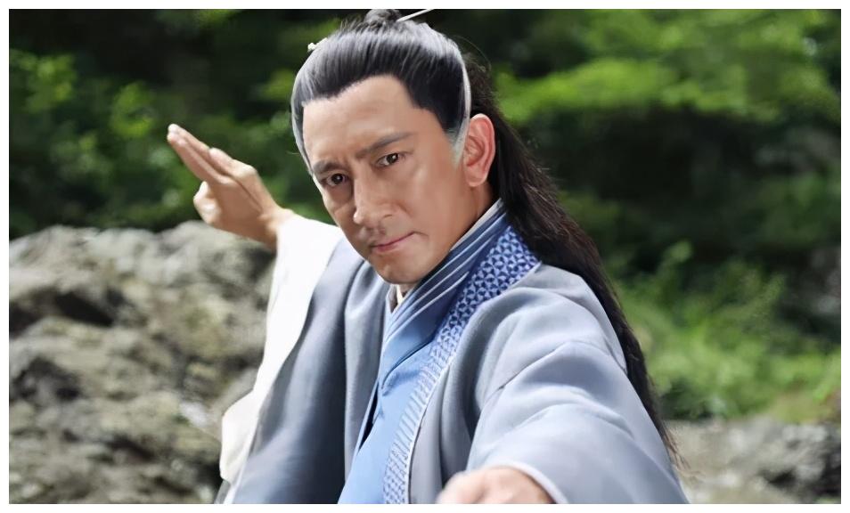 1983年,吴启华出演了《魔域桃源》中的慕容白,这是首次饰演大反派角色