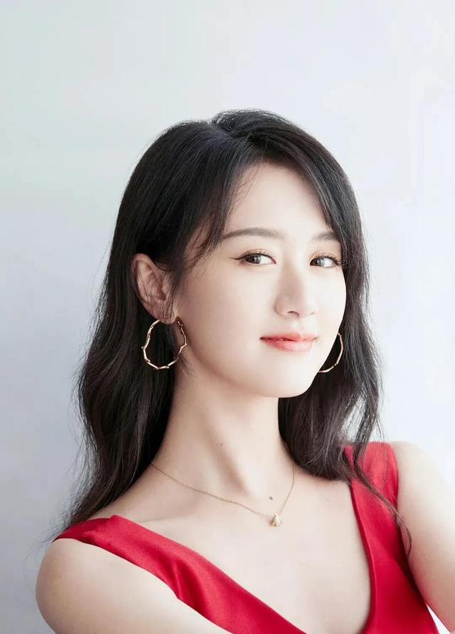 2021-11-30 21:19:19美女艺人王子璇穿礼服拍摄气质美照,真好看