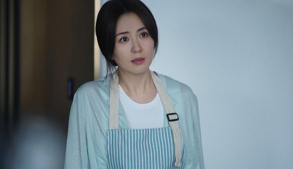 气人妈妈杨童舒真时髦穿皮风衣美得很飒爽与剧中判若两人