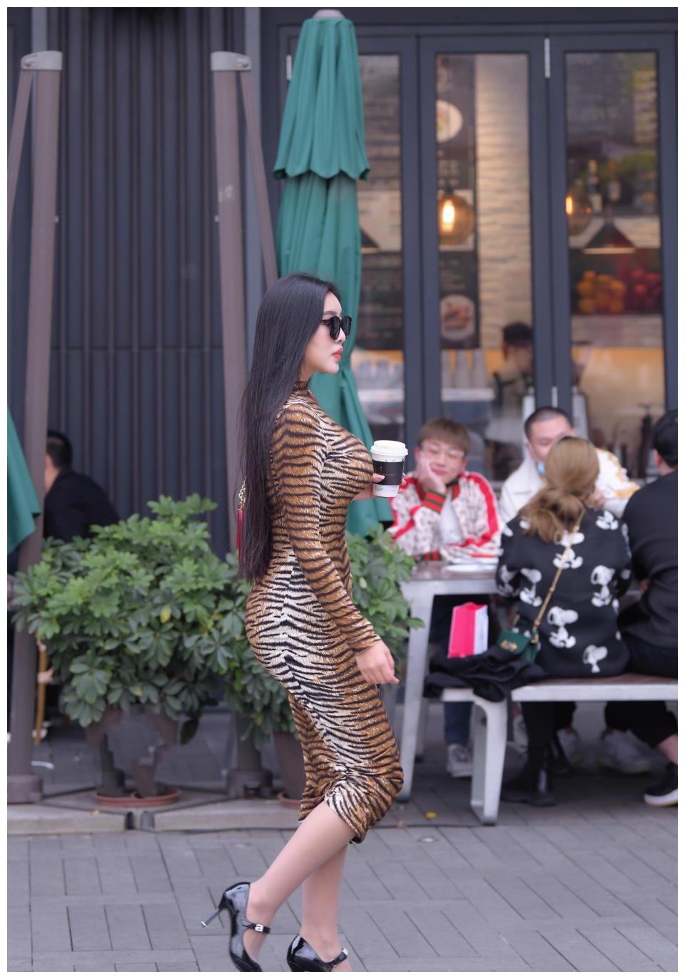 穿豹纹的女人会让你侧目穿虎纹的美女会把你看呆