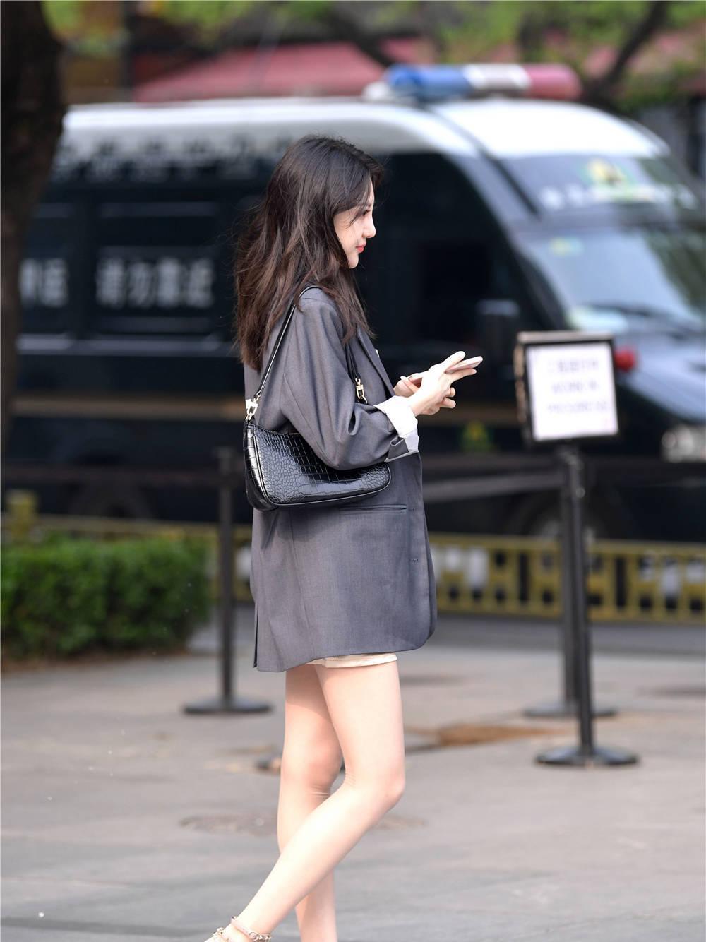 春天里也有不少人喜欢凉鞋搭配,她们会选择细跟鞋,衬托身材苗条