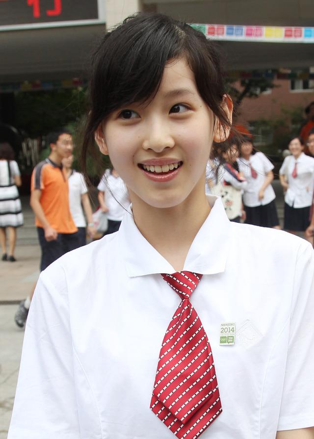 奶茶妹妹章泽天当她穿上无痕裤时双腿就像开了特效无腿男孩用板凳当