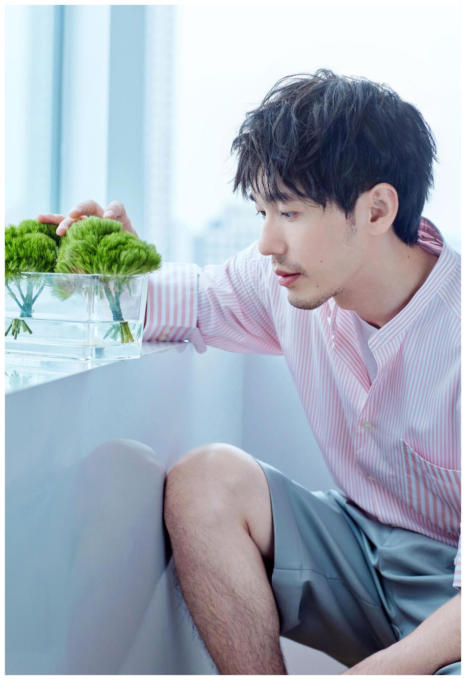 白宇浴缸大片? 粉色衬衫清爽帅气