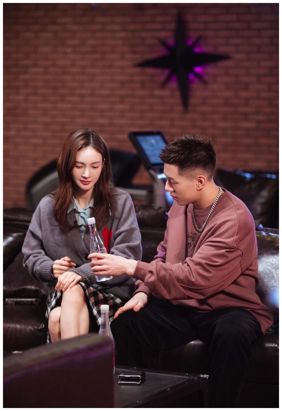 《女儿3》金晨卡斯柏约会打台球,互动甜蜜笑容灿烂