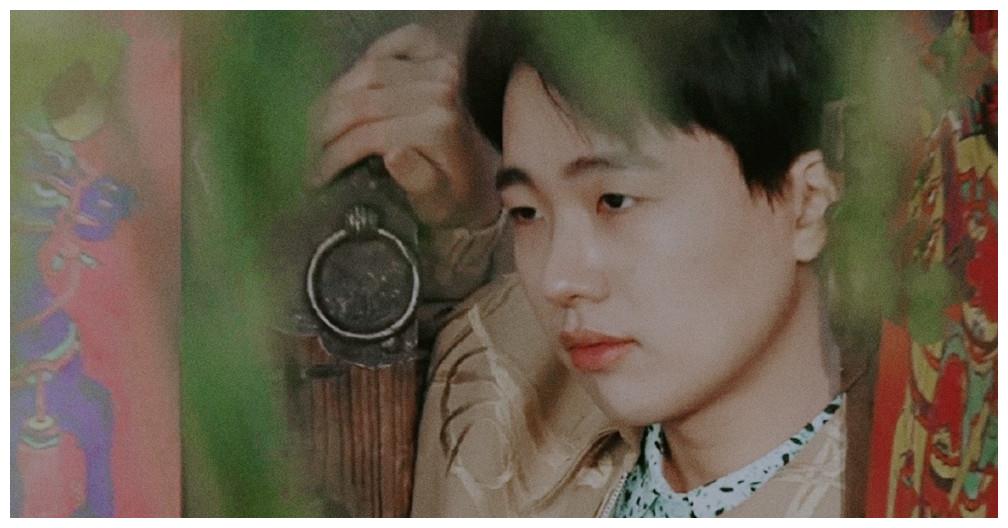 郭麒麟拍杂志被张天爱指下巴,小表情害羞不已,不愧是"大小姐"