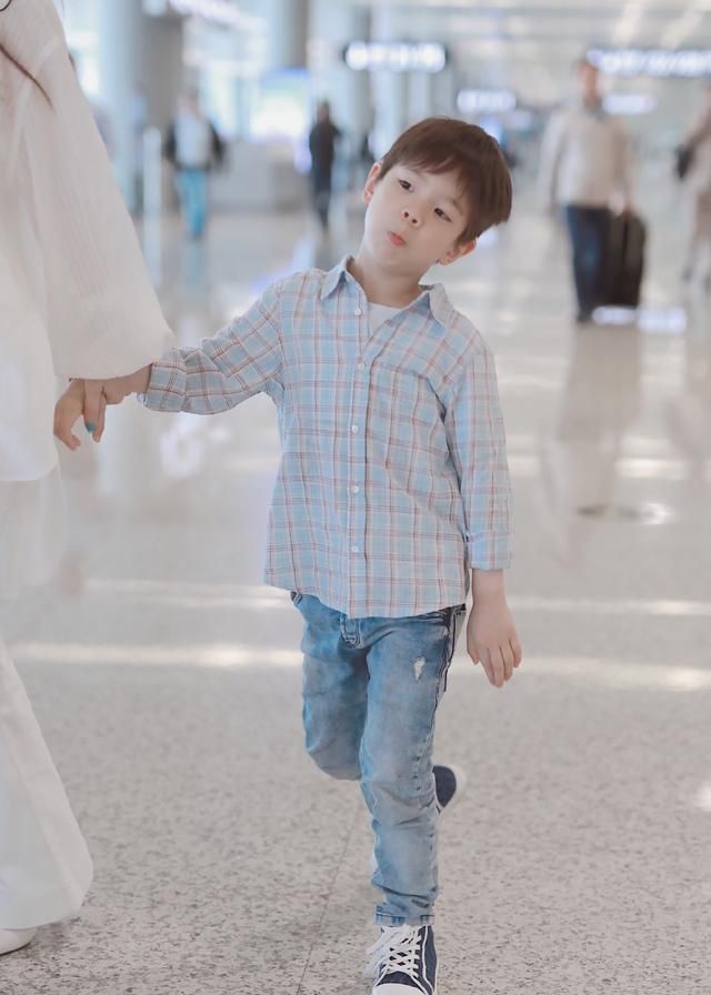 霍思燕与杜江的儿子嗯哼,调皮可爱高颜值,超级小暖男!