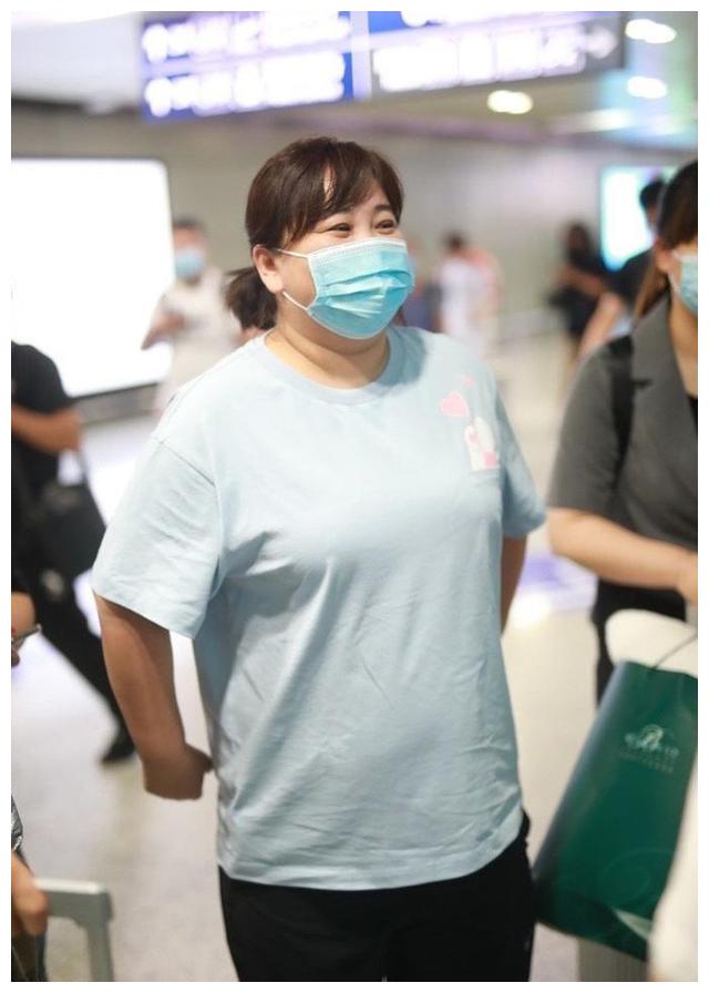 贾玲脖子胖出三层厚脂肪,脸色暗沉无血色,比起相貌更担心她健康