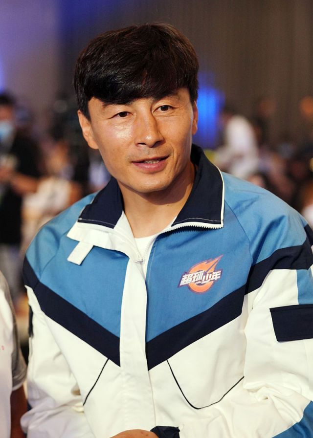 上海:杨晨,李伟峰出席足球节目发布会 现场一展球技