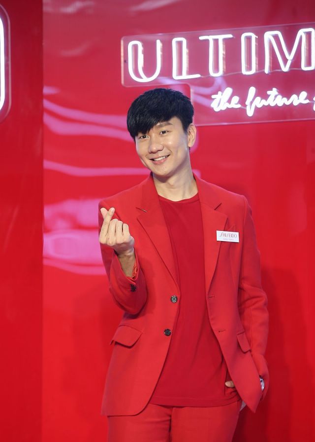 林俊杰一身红装亮相,现场与粉丝"比心",开口预言金钟奖