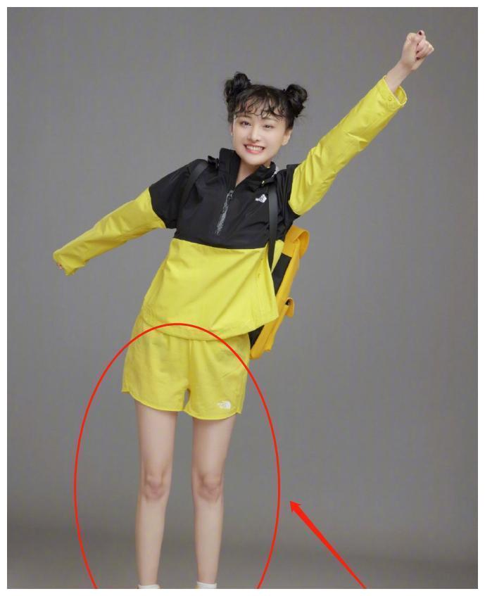 郑爽终于胖回来了!扎哪吒头拍海报,肉嘟嘟的脸比竹竿腿还抢镜