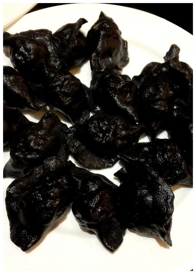 黑色的,翡翠色的,奶黄色的,有纯白色的,饺子的颜色也是变化万千,韭菜