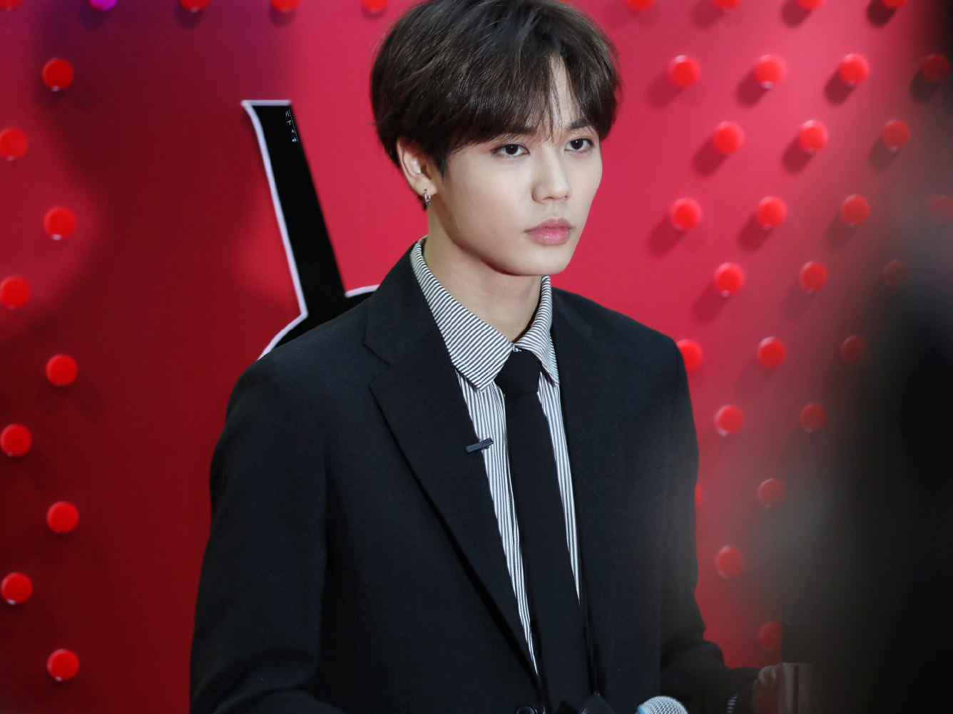 林彦俊西装造型上线搭配条纹衬衫帅出新高度