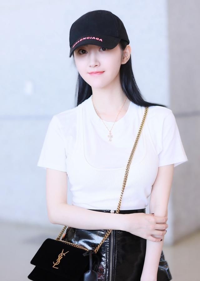 景甜机场美照,肤白貌美,很吸睛