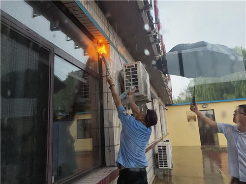 马蜂窝扰村民  民警冒雨除隐患
