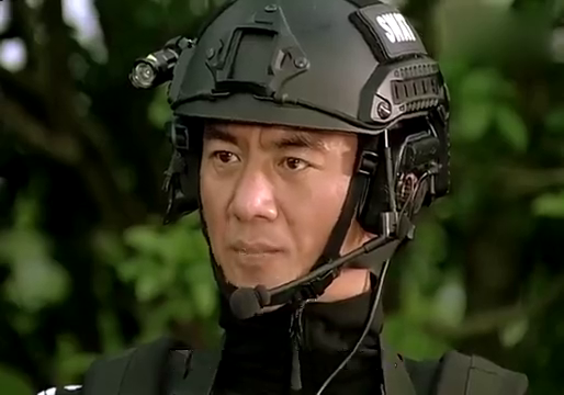 熊三劫持龙飞虎的女儿,特警支队长却开着装甲车来接熊三?