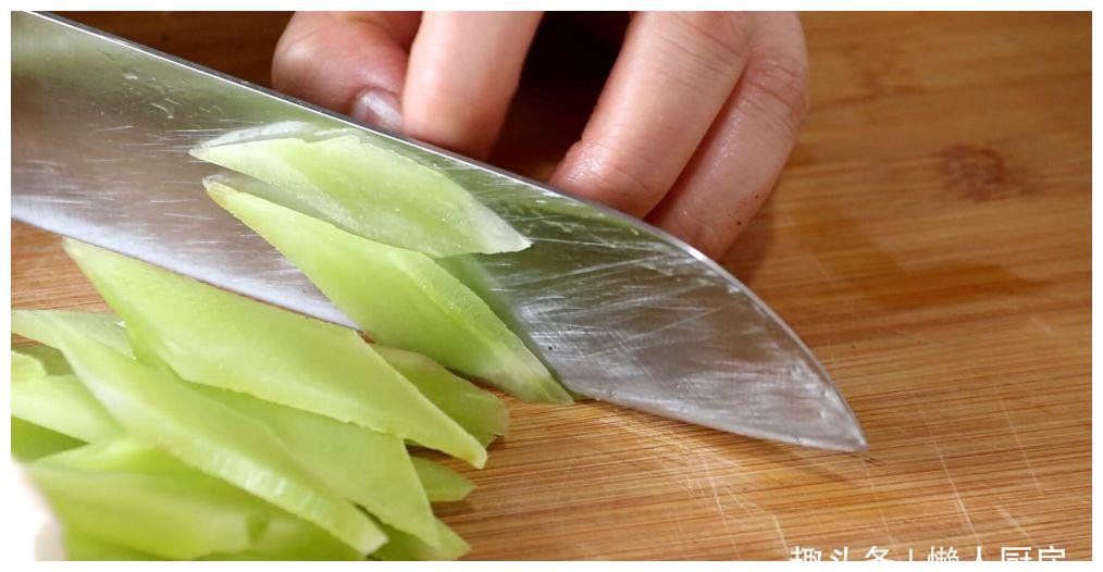 莴笋去皮洗净,切成菱形片状.蘑菇去根洗净,切成片状.