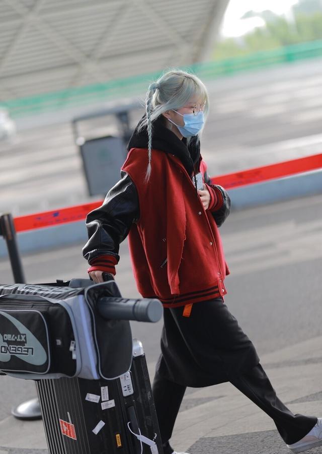 黑怕女孩周君怡一头银发扎俩小辫造型时髦个性独自走机场引人瞩目