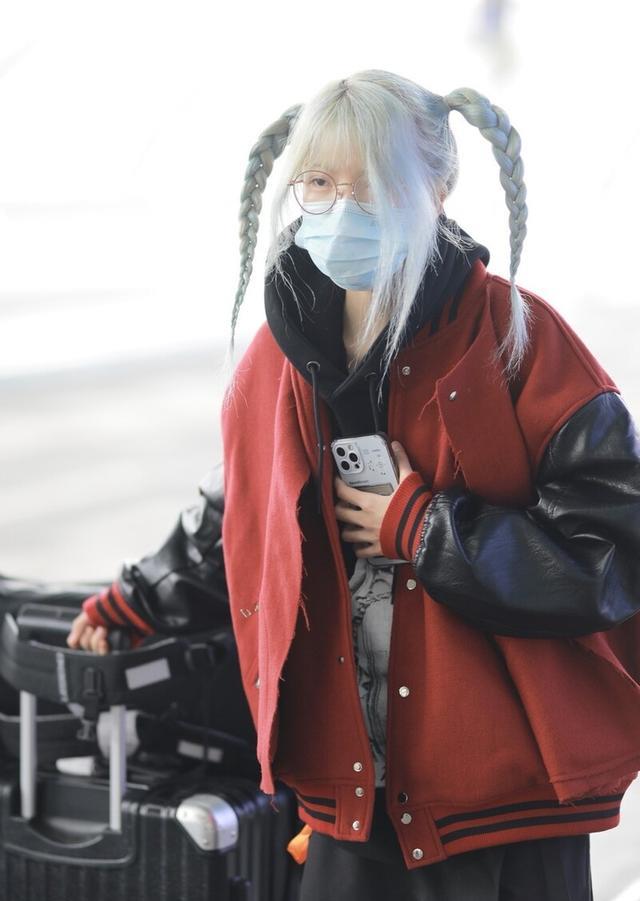 黑怕女孩周君怡一头银发扎俩小辫造型时髦个性独自走机场引人瞩目