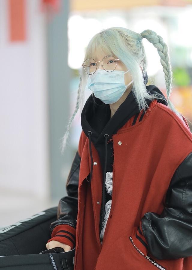 黑怕女孩周君怡一头银发扎俩小辫造型时髦个性独自走机场引人瞩目