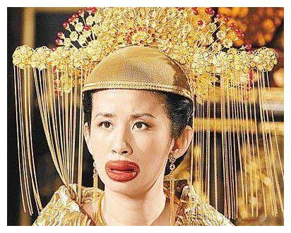 她靠出演"丑女"成一线女演员,跟导演同居15年,女儿13岁仍未婚