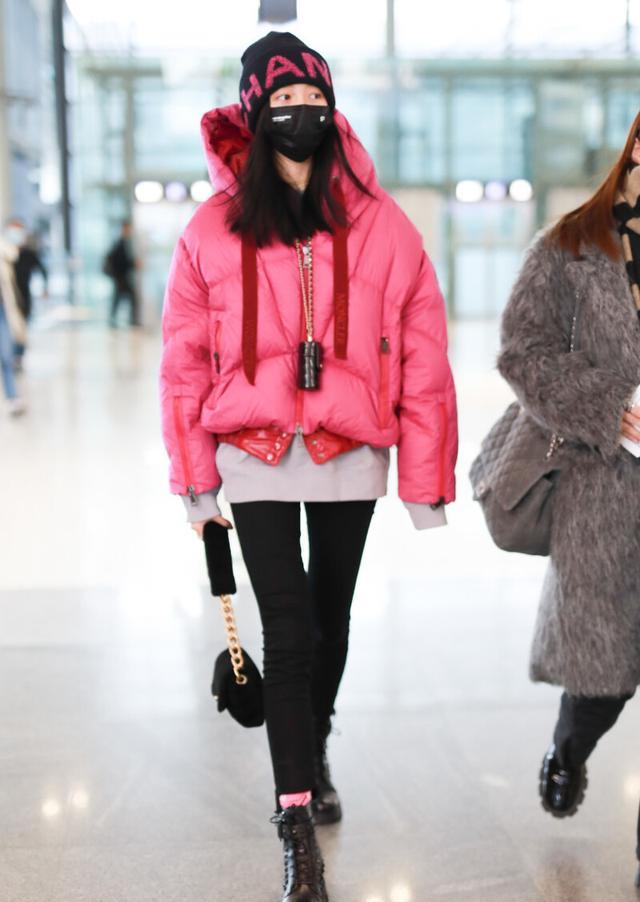 街拍:关晓彤穿粉色羽绒服配黑色紧身裤搭马丁靴,尽显甜酷可爱