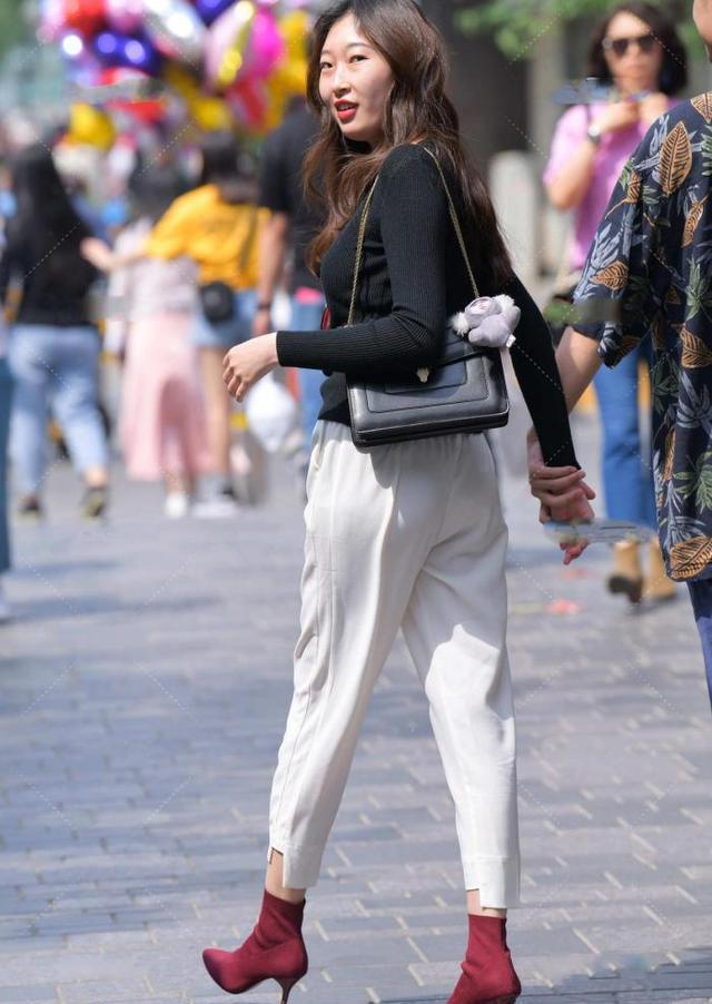 黑色针织衫搭配白裤子,自然大气,气质出众|衣服|气质|服装_新浪新闻