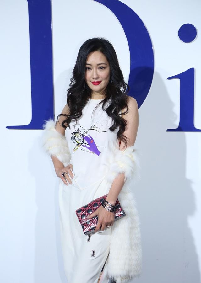 孟广美礼服赏析,精致优雅的美好,52岁照样美丽