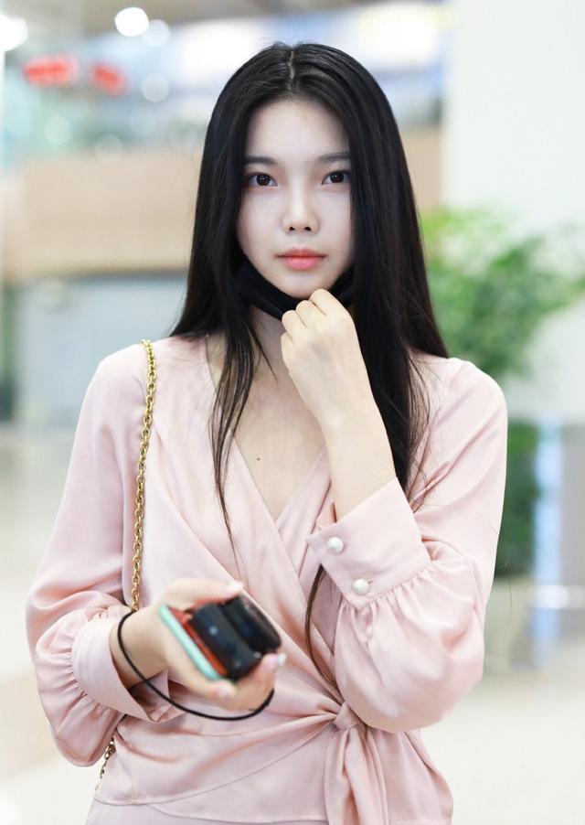 "淡黄的长裙"女主李熙凝,原来是粉色爱好者,这身少女感十足