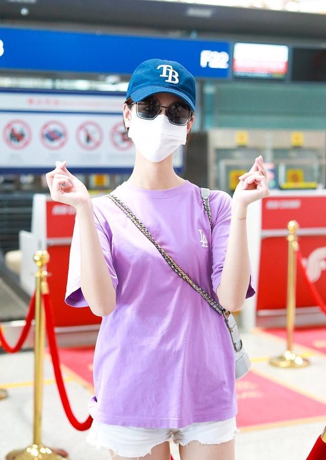 陈都灵紫色t恤搭热裤 对镜头花式比心细长美腿吸睛