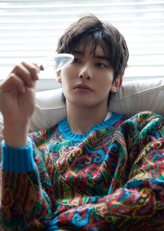 王瑞昌生日大片释出氛围感拉满穿印花毛衣眉眼深邃