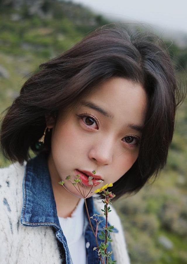 欧阳娜娜户外写真朝气蓬勃留短发青春恣意眼神清澈
