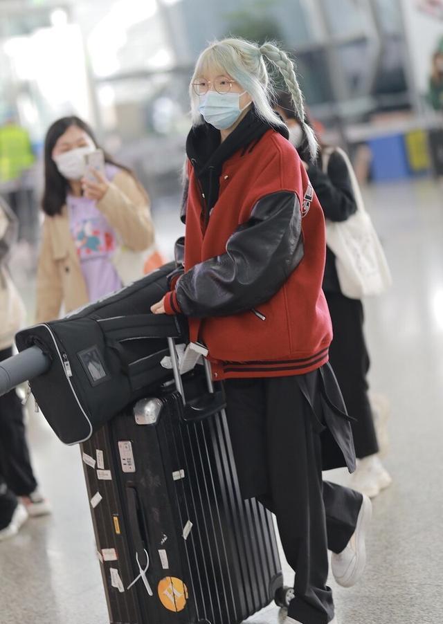 黑怕女孩周君怡一头银发扎俩小辫造型时髦个性独自走机场引人瞩目