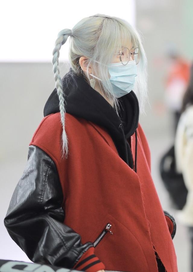 黑怕女孩周君怡一头银发扎俩小辫造型时髦个性独自走机场引人瞩目