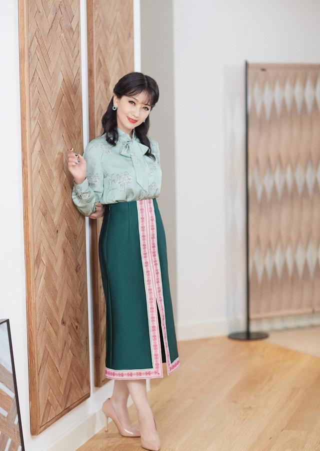 赵雅芝绿色套装清新优雅.赵雅芝自在品茗.