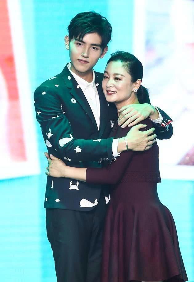 明星父母颜值有多高？胡歌爸爸绅士儒雅，赵露思爸爸酷似<a href=