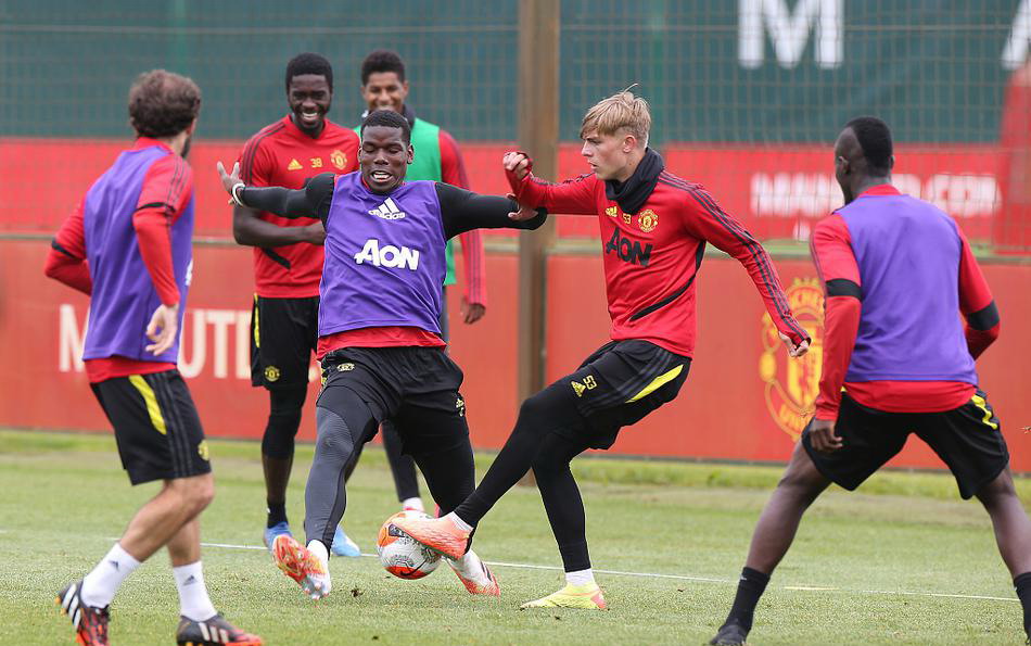 曼联训练备战英超,主帅索尔斯克亚笑容满面,伊哈洛表情略显严肃_高清