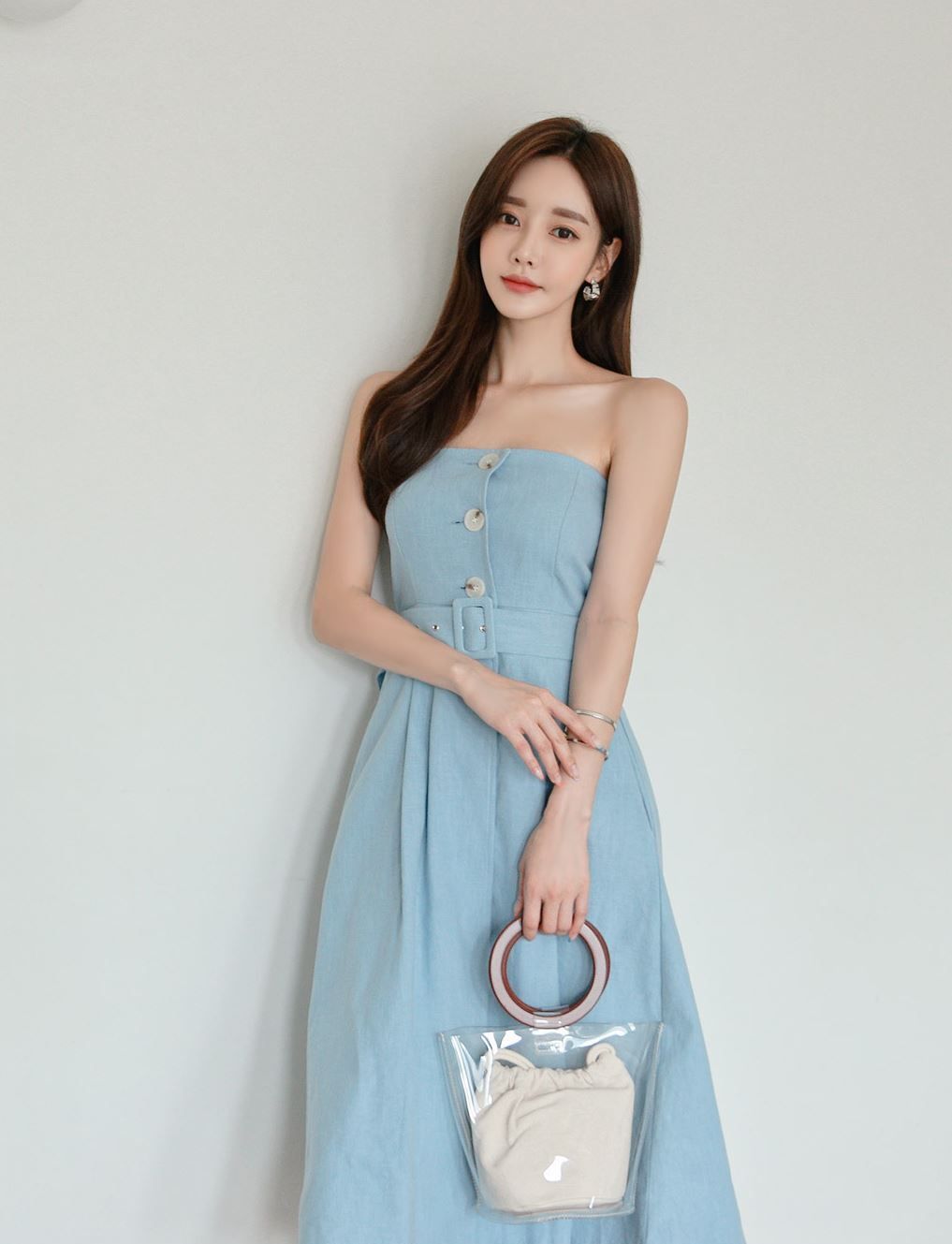 一身浅蓝色抹胸长裙,优雅飘逸很有仙女气息!