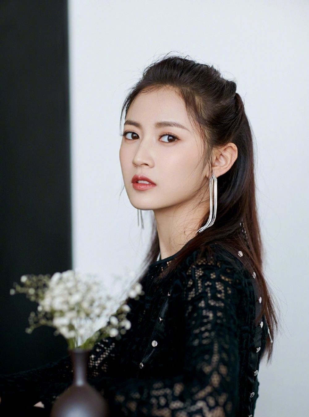 人气女星陈钰琪黑色镂空裙写真大片