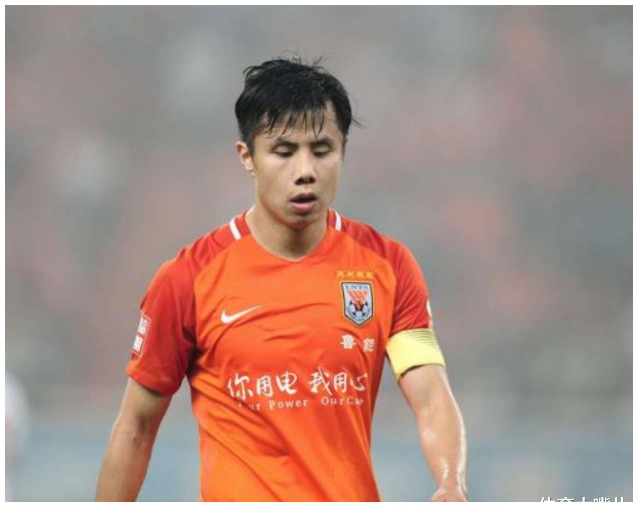他是寻常人家里走出的国足核心,连续"跳级"的鲁能队长